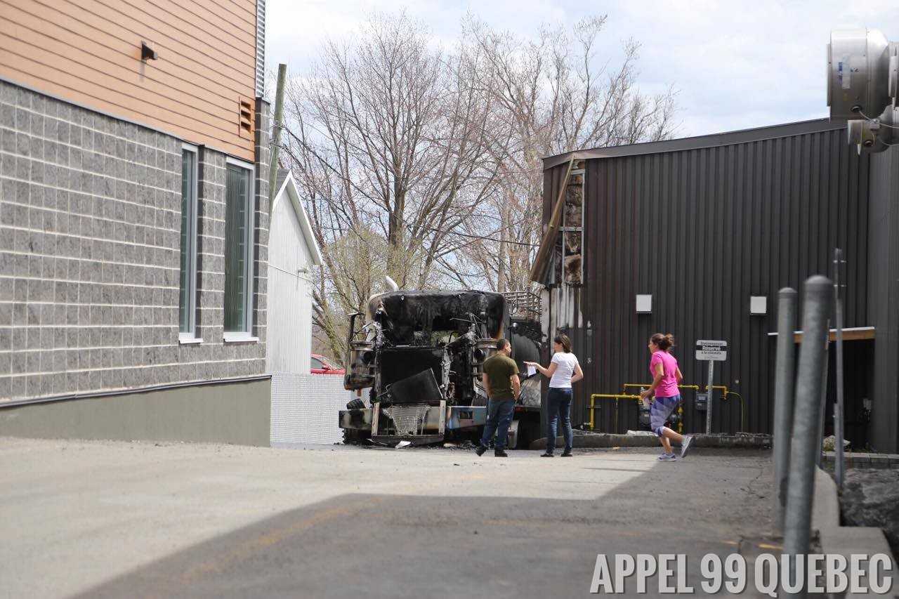 Feu de véhicule au 1465 Avenue Chauveau